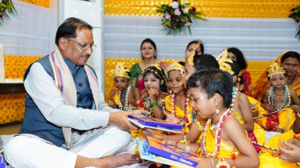 बाल गोपालों की अठखेलियों संग मुख्यमंत्री निवास में गूँजी कृष्ण भक्ति